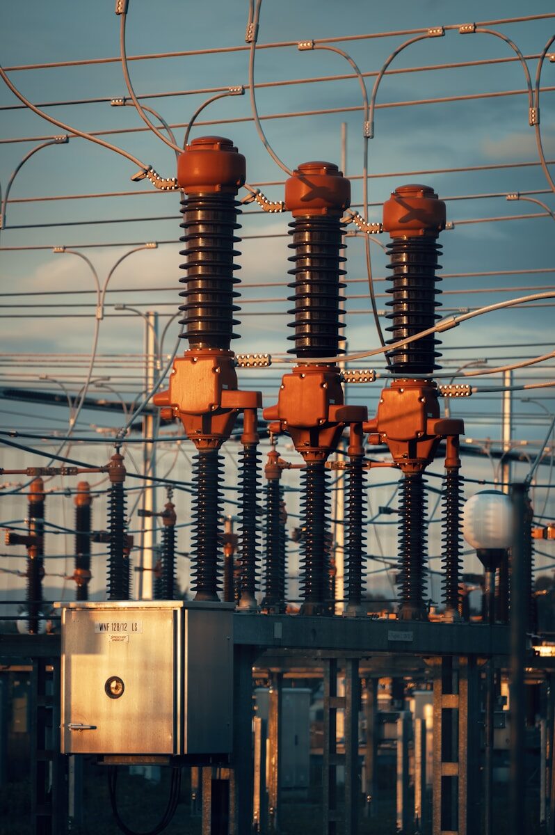 A bunch of wires that are connected to a building